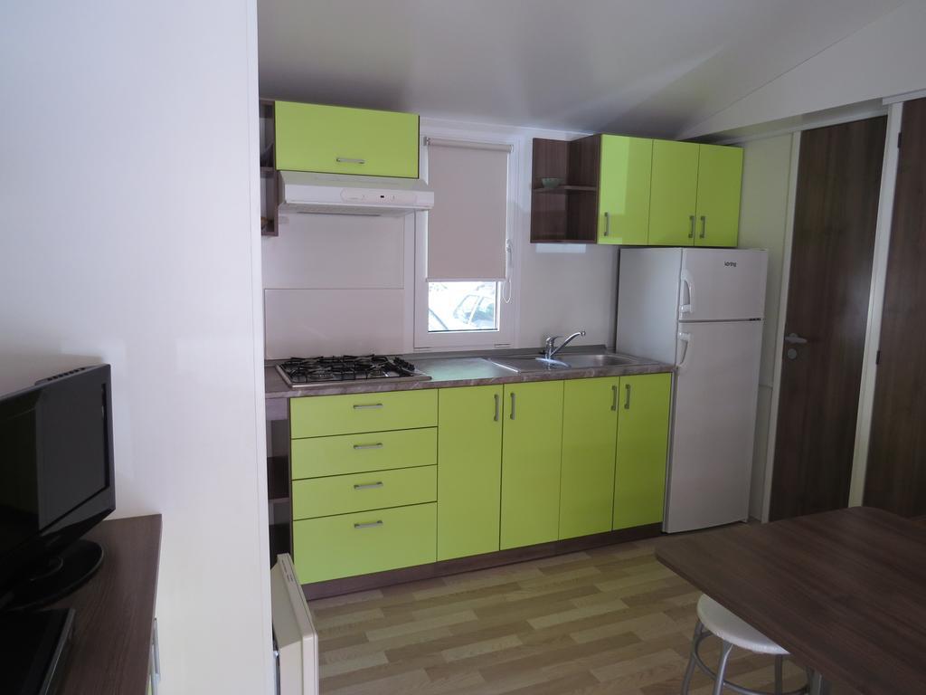 Camping Mia Bungalow & Mobile Home بيوغْغاد نا موغو الغرفة الصورة