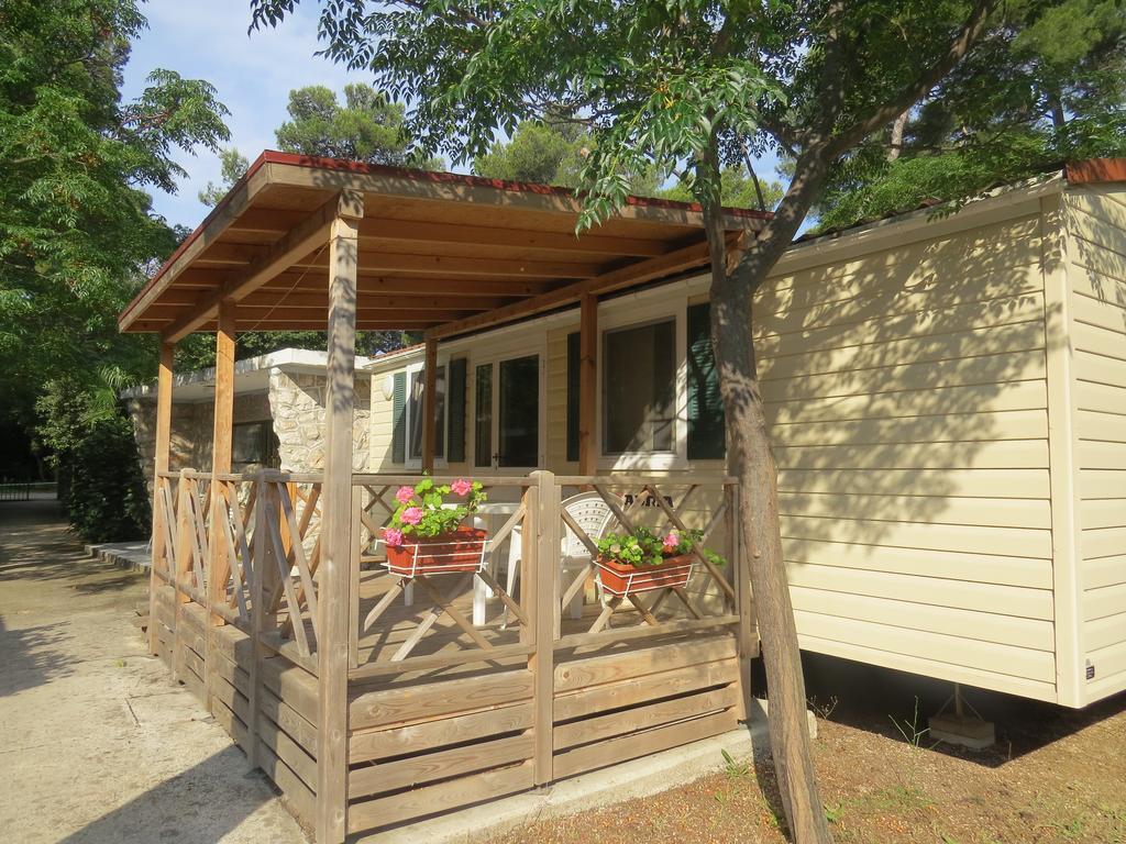 Camping Mia Bungalow & Mobile Home بيوغْغاد نا موغو الغرفة الصورة